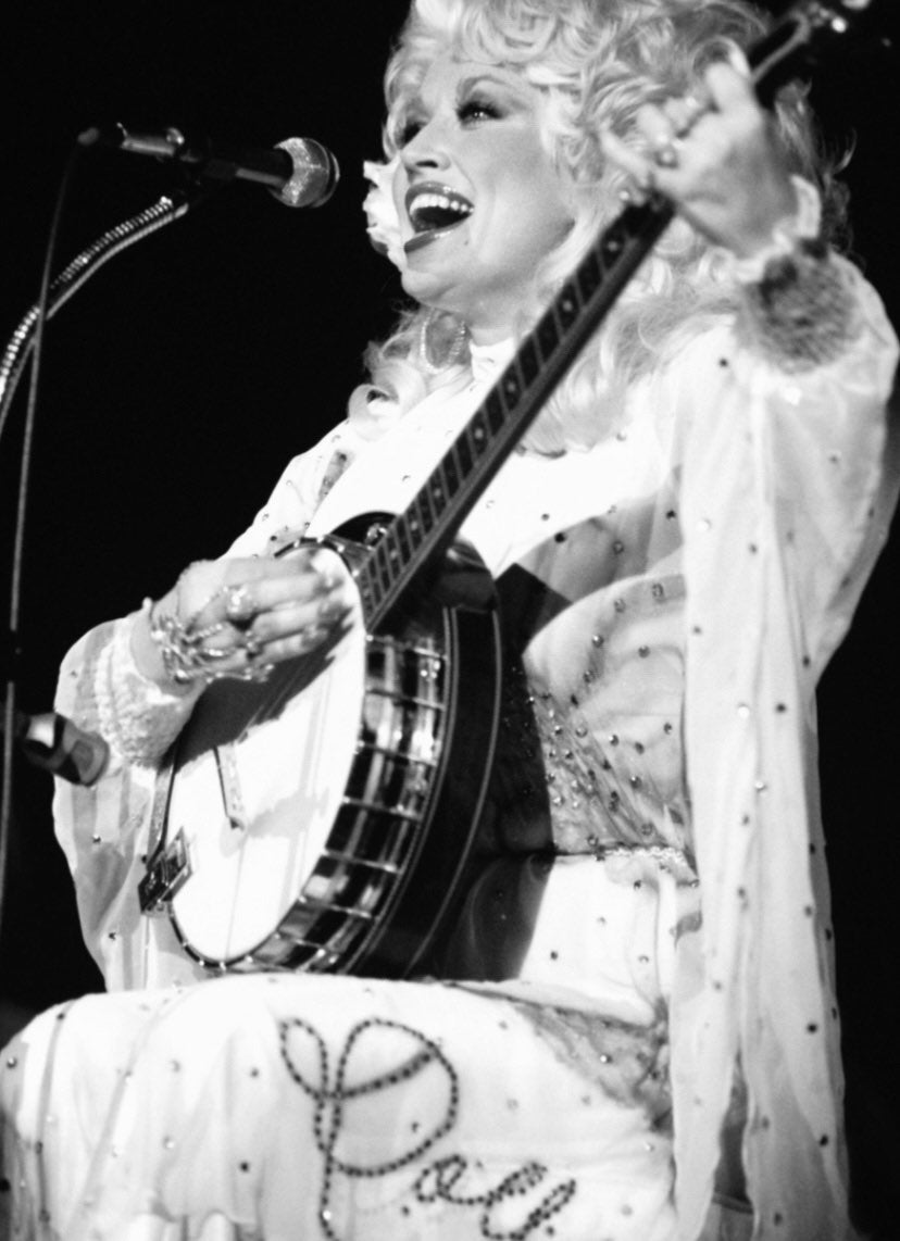 Parton Playing Banjo In Concert By Bettmann, 57% OFF